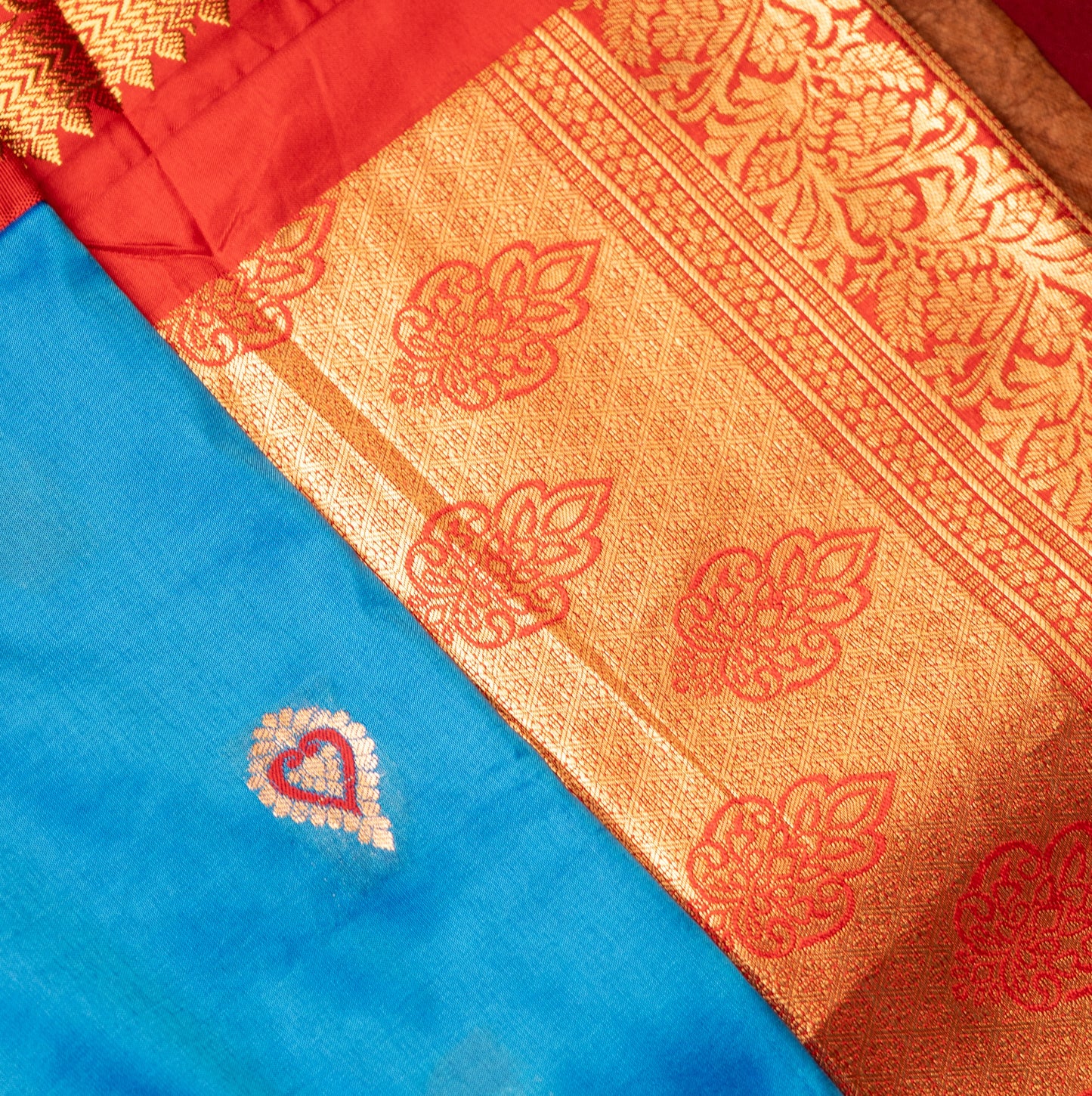 Light Blue Gadwal Saree With Contrast Border