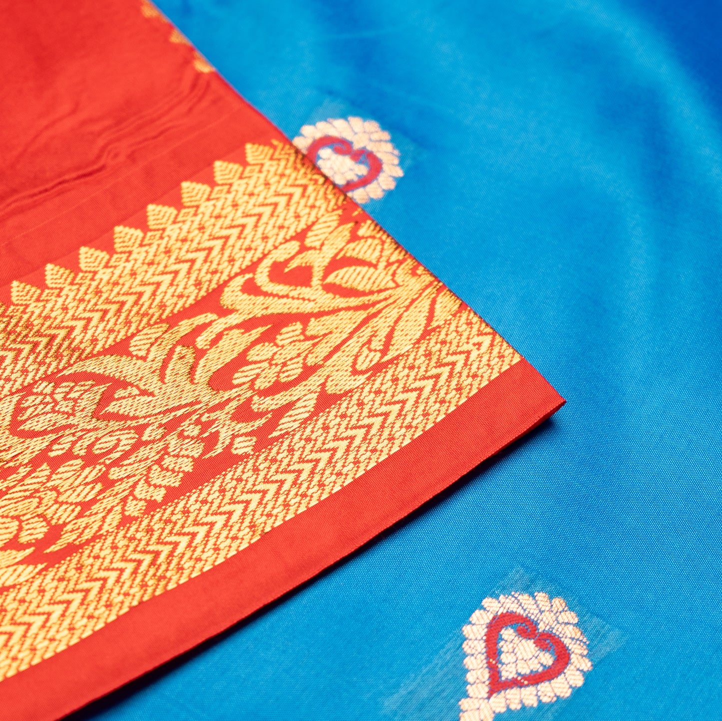 Light Blue Gadwal Saree With Contrast Border